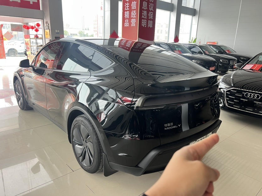 Tesla Model Y 2025 #5 Tesla Model Y 2025 car image #5