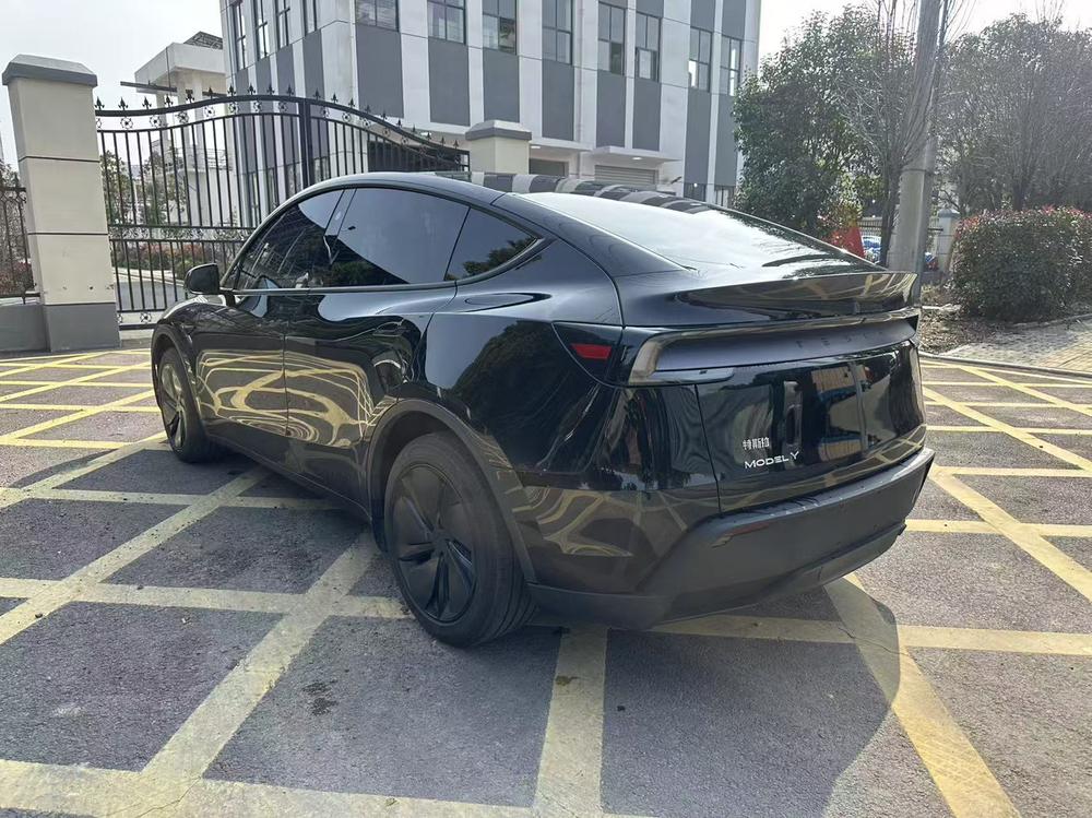 Tesla Model Y 2025 #4 Tesla Model Y 2025 car image #4