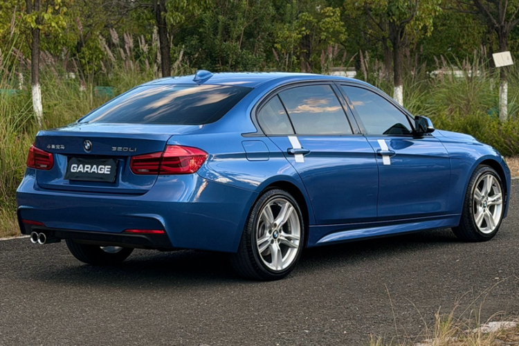 BMW 3 Series 2018 car image #8