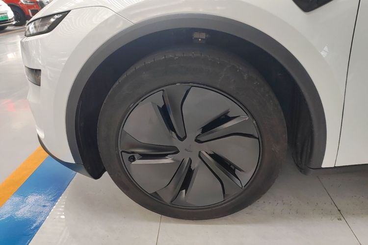 Tesla Model Y 2025 #9 Tesla Model Y 2025 car image #9
