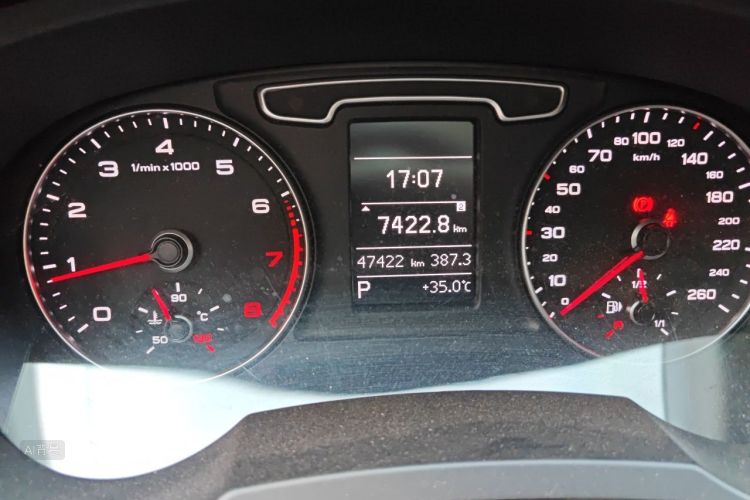 Audi Q3 2015 car image #14