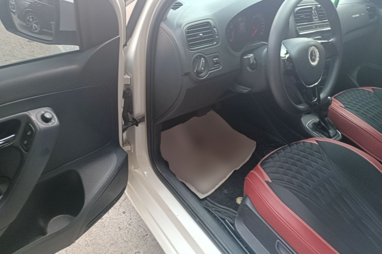 Volkswagen Polo 2018 car image #16