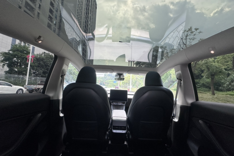 Tesla Model Y 2022 car image #22