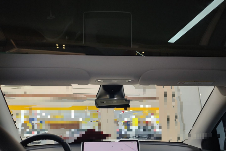 Tesla Model Y 2023 car image #18