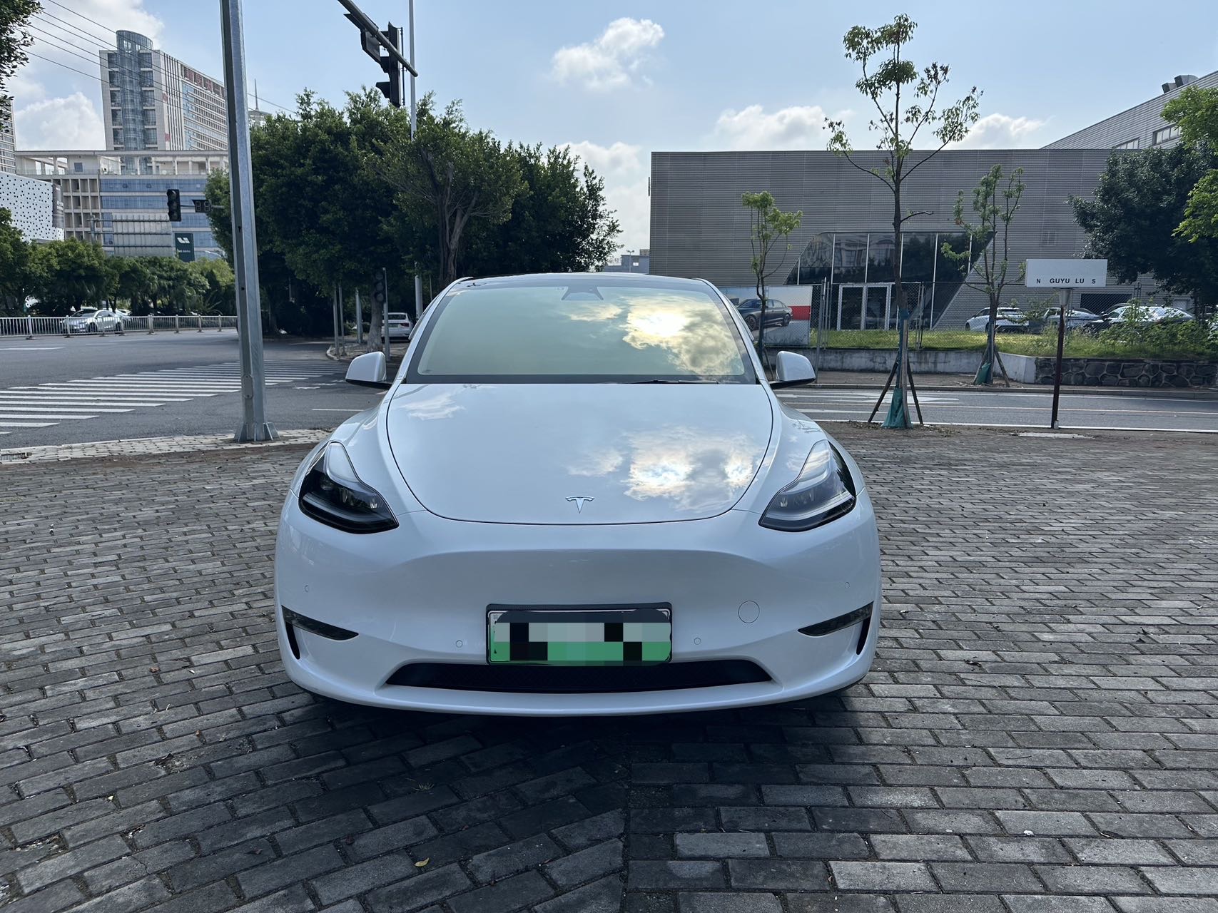 Tesla Model Y 2023 car image #2