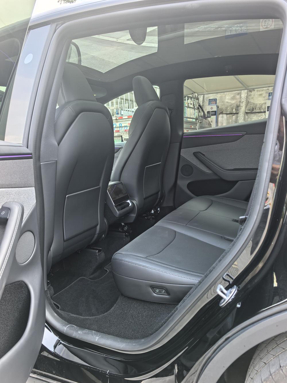 Tesla Model Y 2026 #13 Tesla Model Y 2026 car image #13