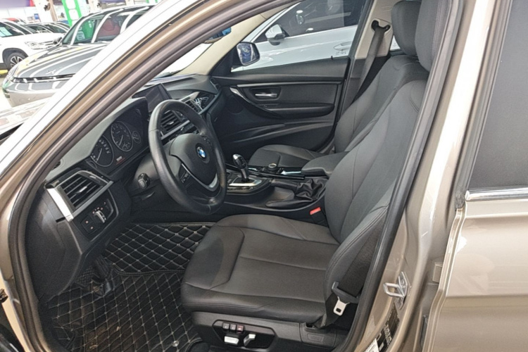 BMW 3 Series 2017 car image #19