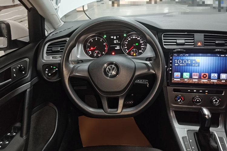 Volkswagen Golf 2017 car image #11
