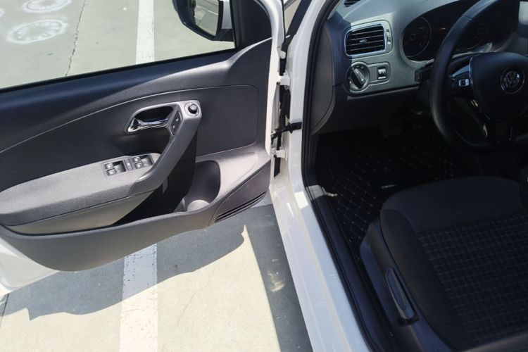 Volkswagen Polo 2016 car image #16