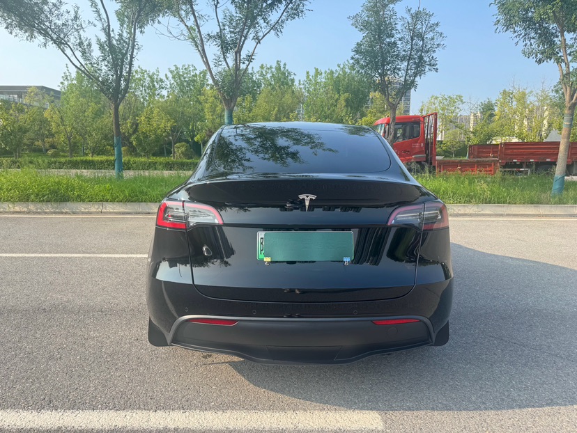 Tesla Model Y 2023 car image #8