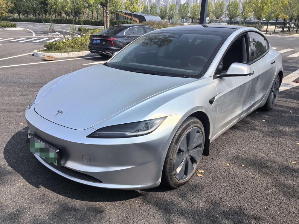 Tesla Model 3 2024 immagine di auto 