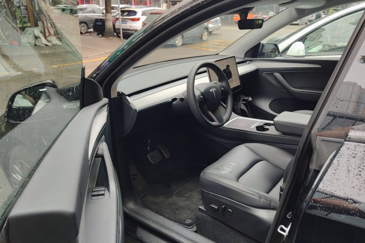 Tesla Model Y 2023 #16 Tesla Model Y 2023 car image #16