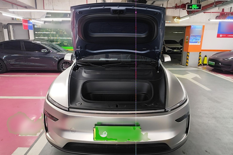 Tesla Model Y 2025 car image #20
