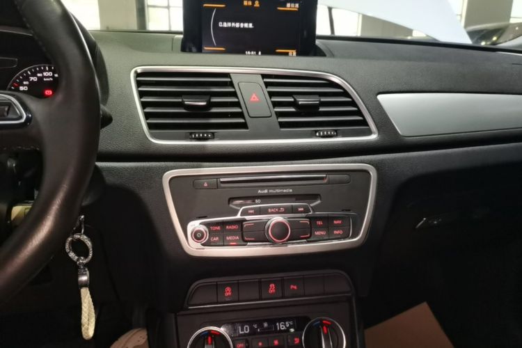 Audi Q3 2018 car image #17