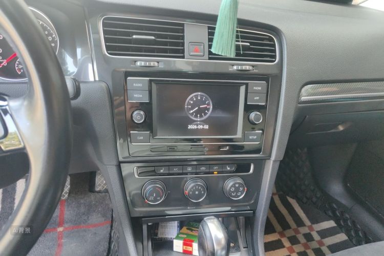 Volkswagen Golf 2018 car image #15