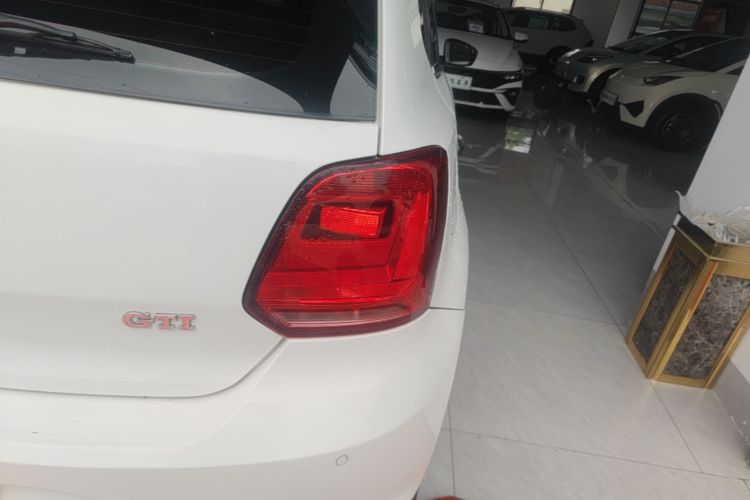 Volkswagen Polo 2017 car image #8