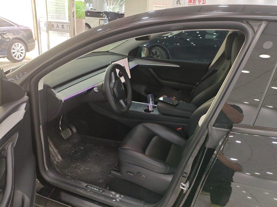 Tesla Model Y 2023 car image #5