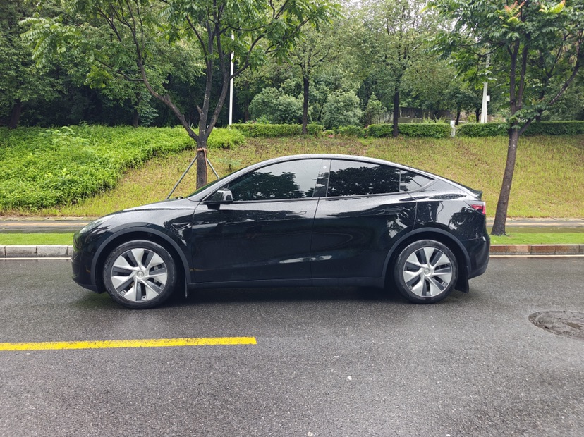 Tesla Model Y 2023 car image #3