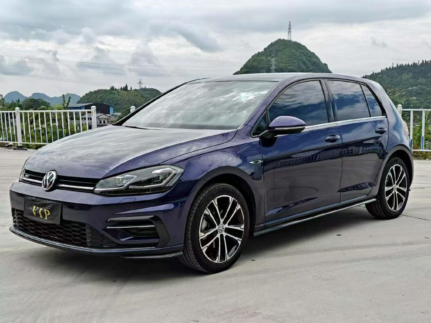 Volkswagen Golf 2018 car image #3