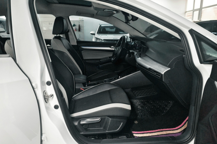 Volkswagen Golf 2023 car image #24