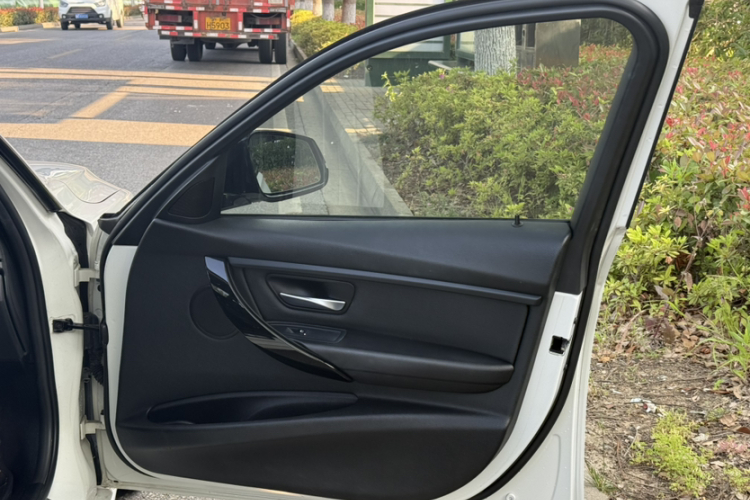 BMW 3 Series 2017 car image #20