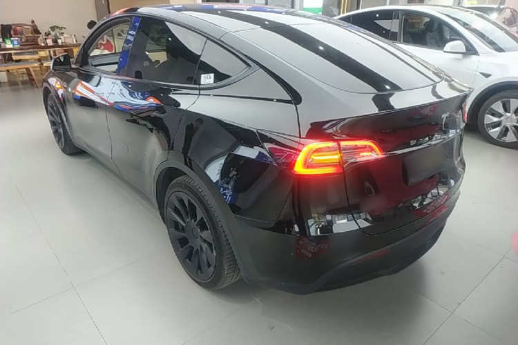 Tesla Model Y 2023 #5 Tesla Model Y 2023 car image #5