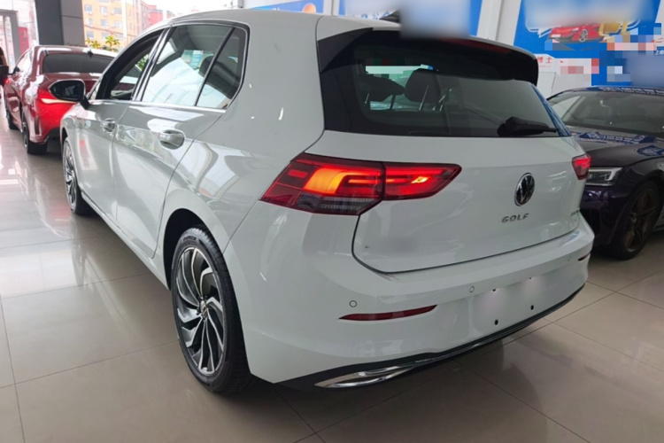 Volkswagen Golf 2024 car image #5
