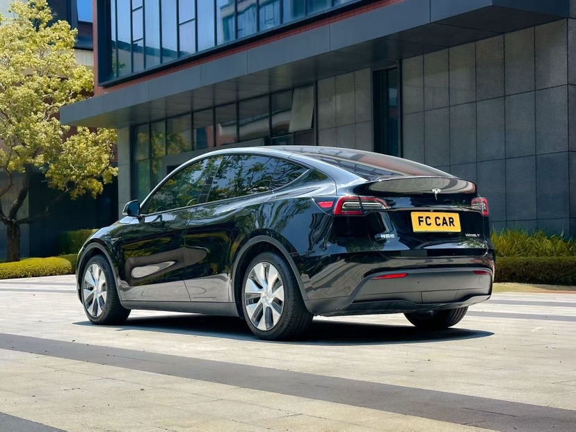 Tesla Model Y 2023 car image #2