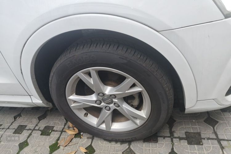 Audi Q3 2018 car image #9
