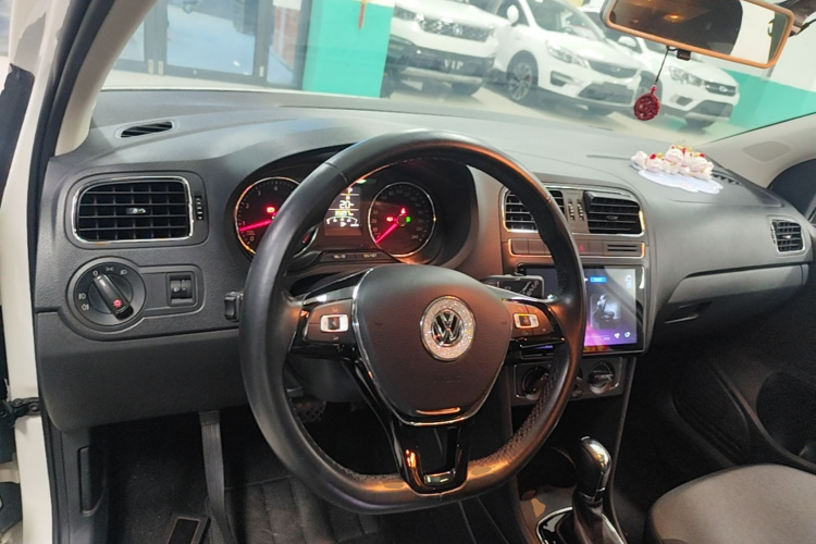 Volkswagen Polo 2018 car image #10