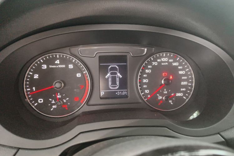 Audi Q3 2019 car image #12