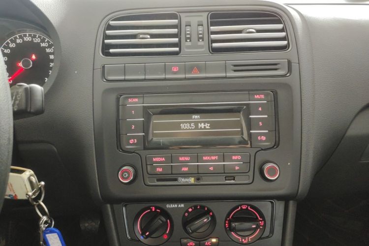 Volkswagen Polo 2017 car image #13