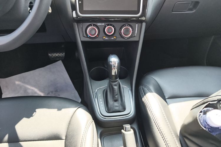 Volkswagen Polo 2018 car image #18
