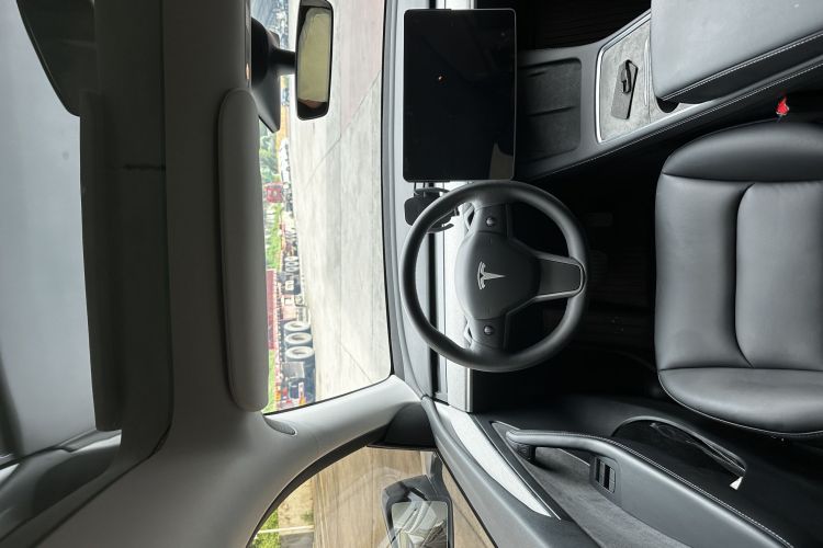 Tesla Model Y 2024 car image #13