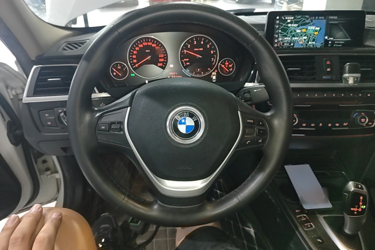 BMW 3 Series 2019 car image #11
