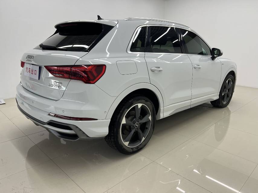 Audi Q3 2022 car image #4