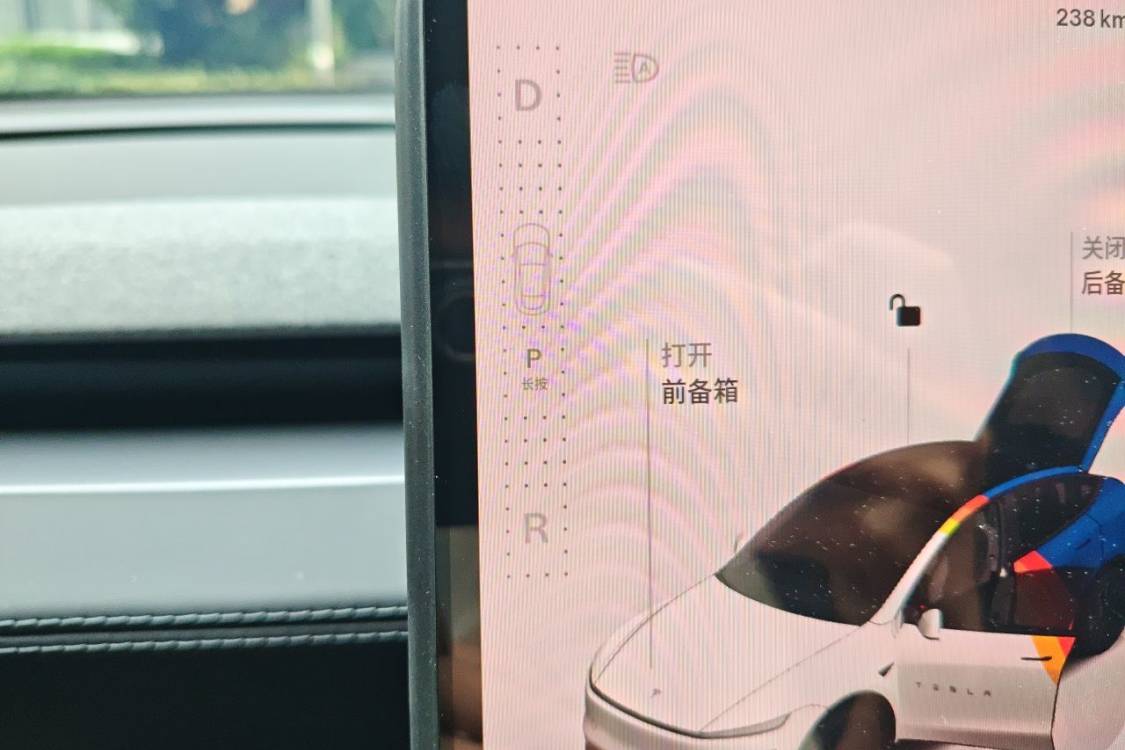 Tesla Model Y 2025 immagine di auto #27