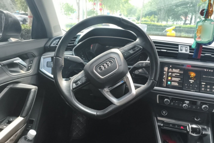 Audi Q3 2022 car image #11