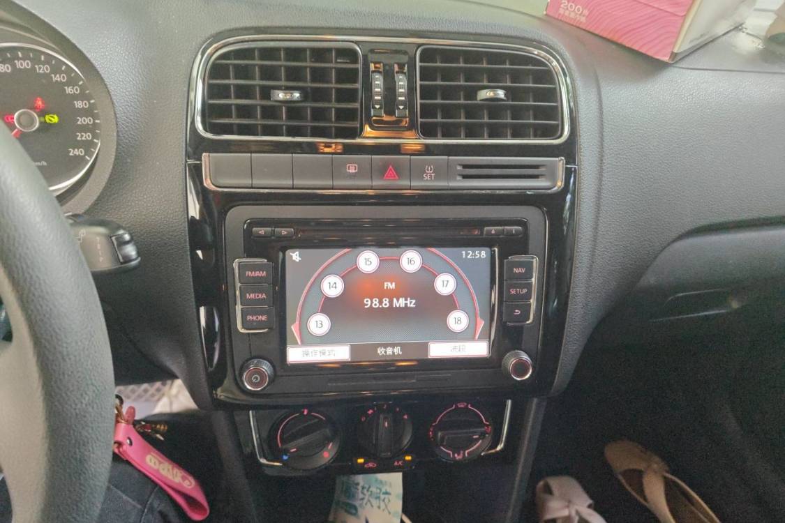 Volkswagen Polo 2014 car image #28