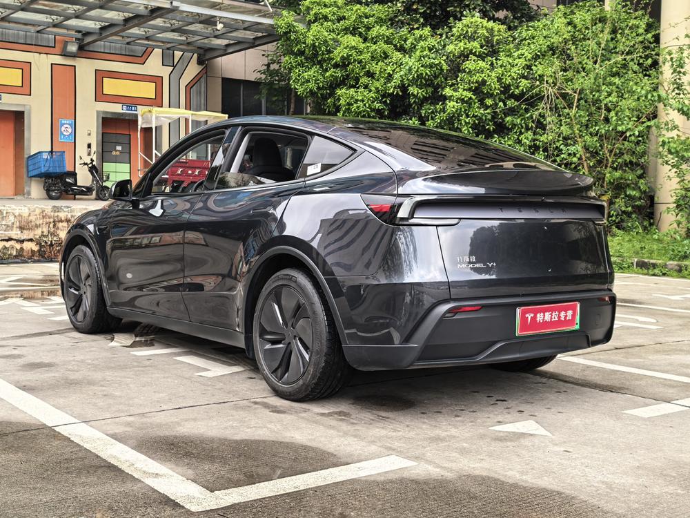 Tesla Model Y 2025 #5 Tesla Model Y 2025 car image #5