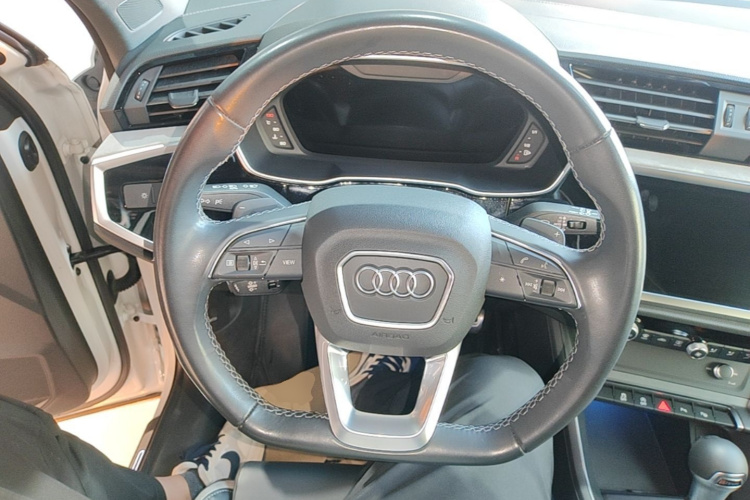 Audi Q3 2024 car image #11