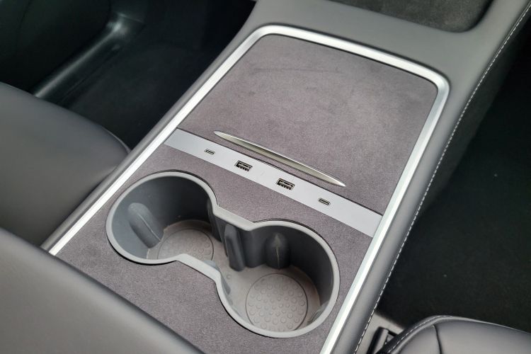 Tesla Model Y 2023 car image #19