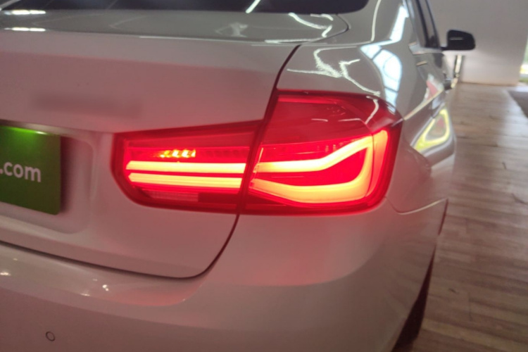 BMW 3 Series 2018 immagine di auto #8