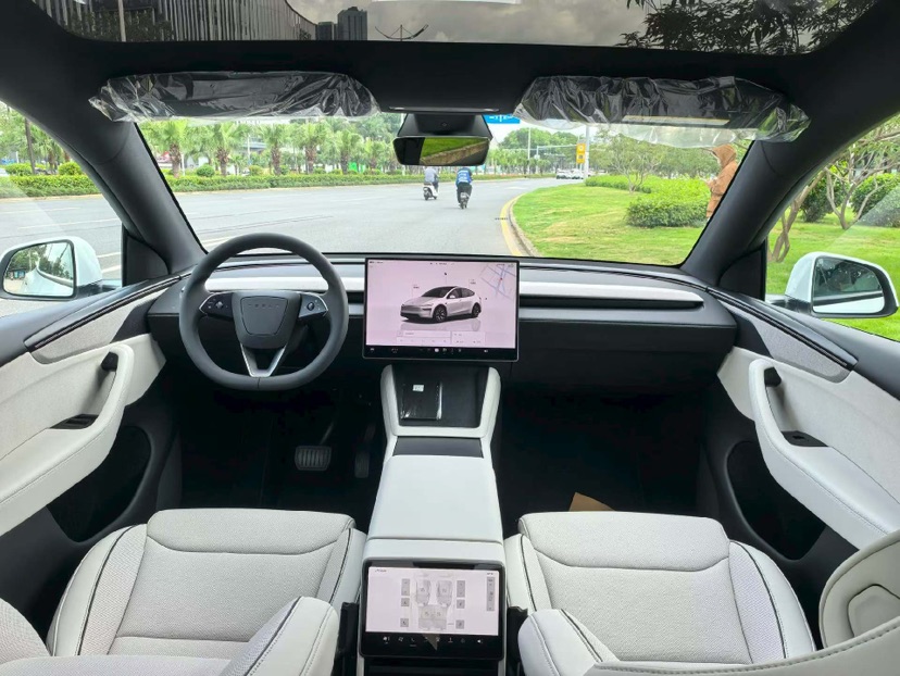 Tesla Model Y 2026 #6 Tesla Model Y 2026 car image #6