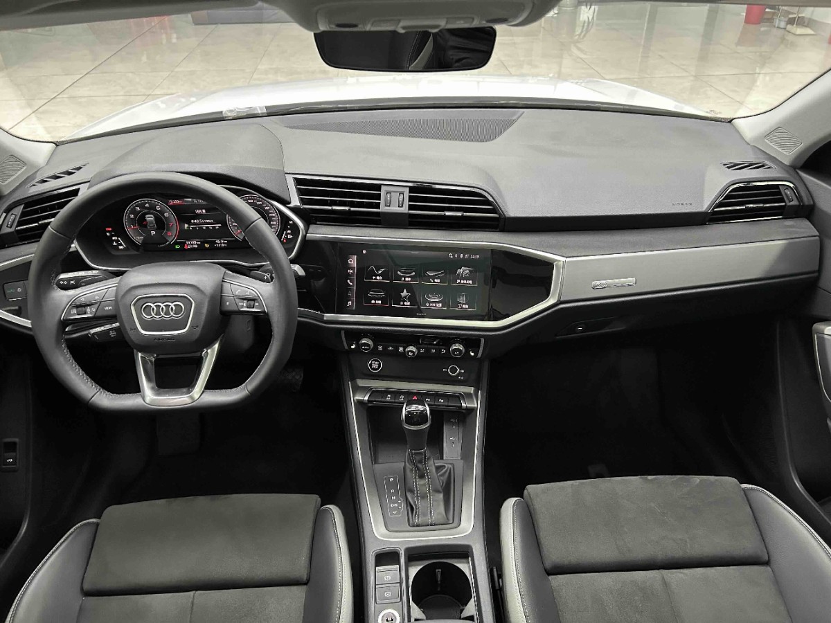 Audi Q3 2023 car image #2