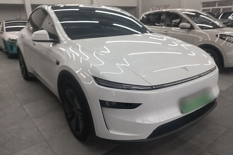 Tesla Model Y 2025 #4 Tesla Model Y 2025 car image #4