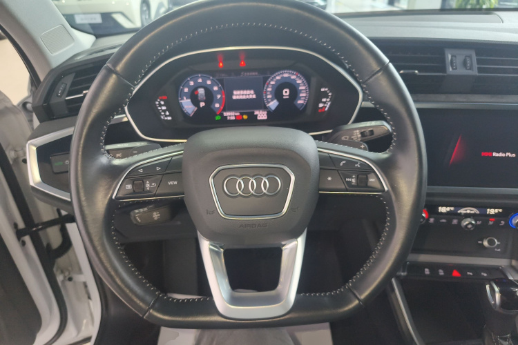 Audi Q3 2021 car image #11