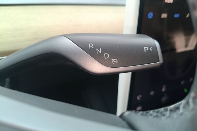 Tesla Model Y 2023 car image #18