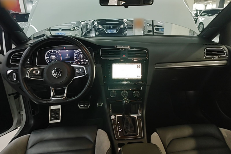 Volkswagen Golf 2020 car image #10