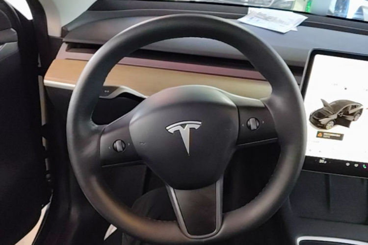 Tesla Model Y 2023 car image #11